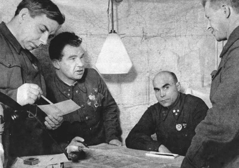 Head of the 8th Guards Army and Hero of Stalingrad, Vasily Chuikov (second left)/Image: Mil.Ru