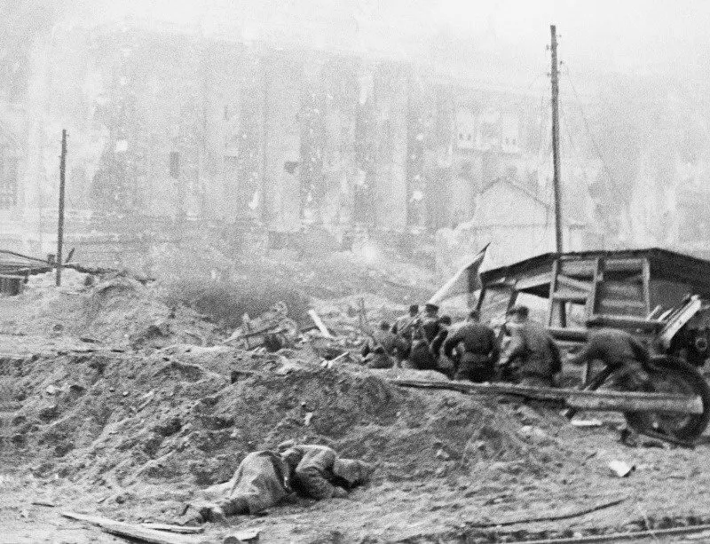 Red Army troops make their way across the Königsplatz in front of the Reichstag building
