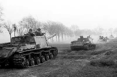 Soviet tanks of Ivan Konev&apos;s 1st Ukrainian Front advance to secure Zhukov&apos;s left flank