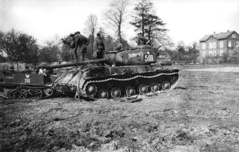 Soldiers of the 1st Parachute Division 'Hermann Göring' inspecting a Polish IS-2 tank near Bautzen