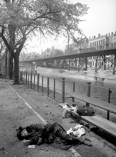 A Berlin woman having committed suicide on a bench - a T34 tank is visible on the other bank of the canal on Gitschinerstraße.