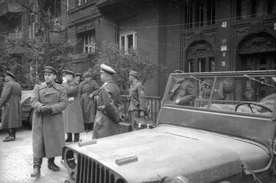Фото "Генерал Ганс Кребс у штаба генерал-полковника Василия Чуйкова" (184991 4)