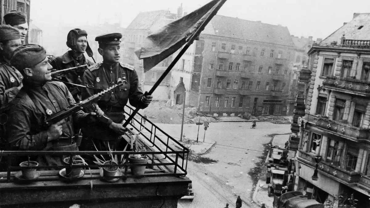 Герой Советского Союза капитан Ф.А. Липаткин водружает красное знамя над освобожденным районом Берлина