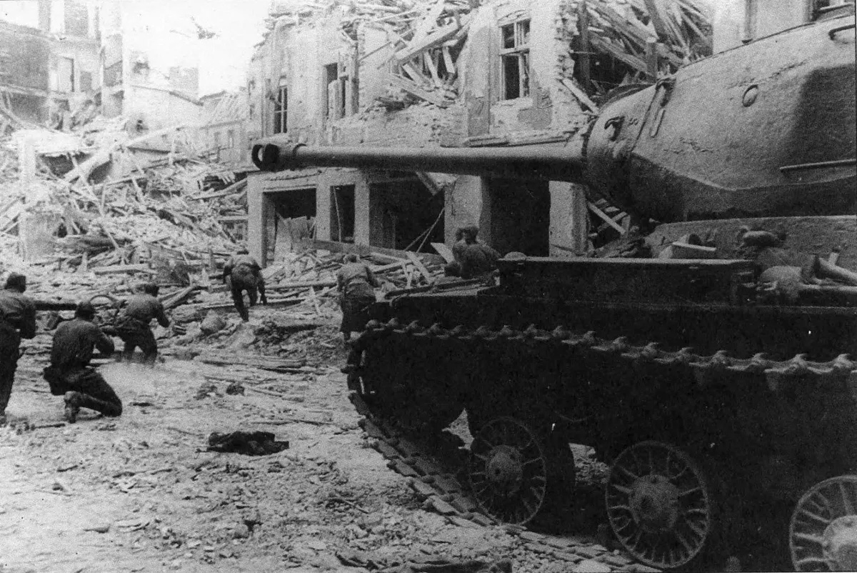 Танк ИС-2 гвардии капитана Ф.А. Липаткина поддерживает пехоту в бою на берлинской улице