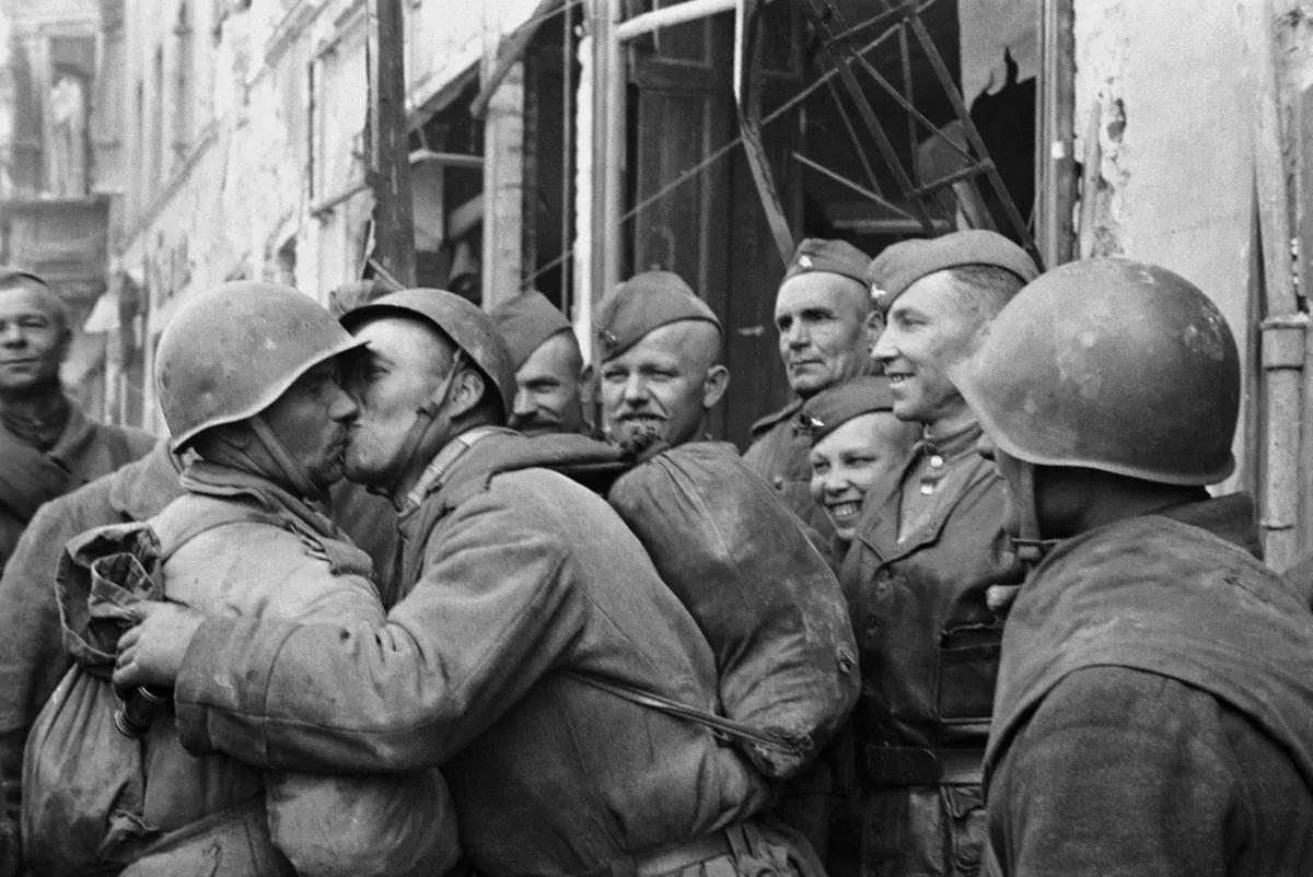 Земляки — бойцы РККА обнимаются, встретившись в Берлине (1)