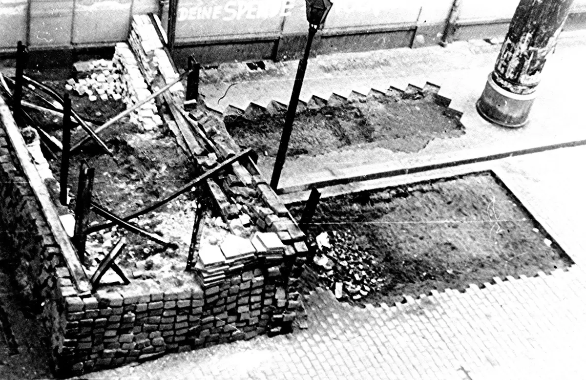 Angefangene Barrikaden vor der Haustür Christburger Str. in Berlin