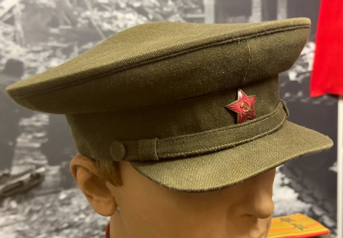 Arquebus Krigshistorisk Museum Norway. WW2 Allied Victory in Europe display. USSR Red Army infantry officer. Parade uniform Lieutenant-Colonel. M1941 Officer field visor cap khaki Red Star cap badge (2023) IMG 5547