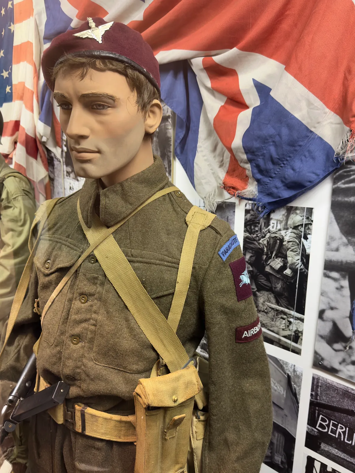 Arquebus Krigshistorisk Museum Norway. WW2 Allied Victory in Europe display. Uniform equipment British paratrooper battle dress Maroon beret Stengun webbing Parachute Regiment 16 Air Assault Brigade Pegasus sleeve badge UK flag photos