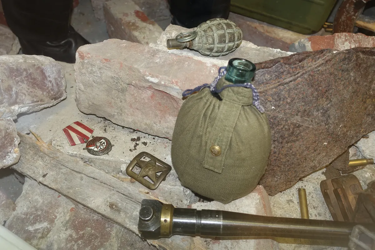 Arquebus Krigshistorisk Museum Norway. WW2 Allied Victory in Europe display. USSR Red Army exhibits Order of the Red Banner award medal Uniform belt buckle Canteen water bottle Hand grenade Debris etc (2020) DSC08334