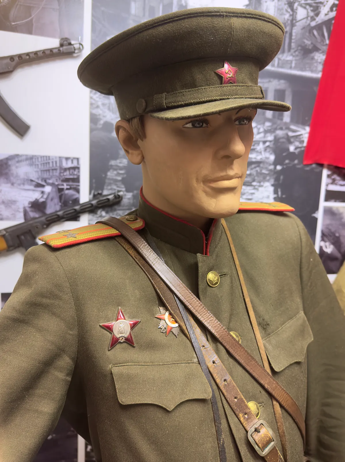 Arquebus Krigshistorisk Museum Norway. WW2 Allied Victory in Europe display. USSR Red Army uniform parade Lieutenant-Colonel Infantry M1941 Officer field visor cap khaki Order of Red Star + Jubilee Great Patriotic War May 9 Victory Day