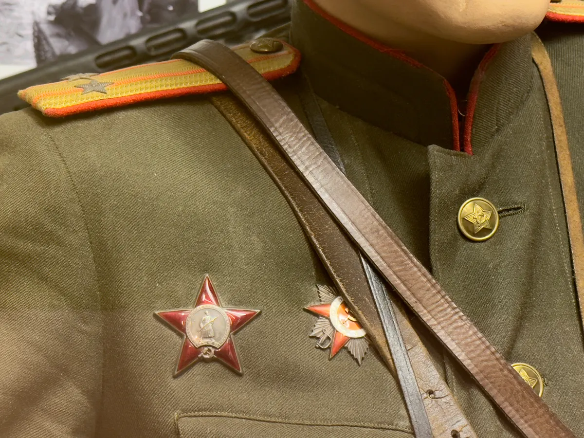 Arquebus Krigshistorisk Museum Norway. WW2 Allied Victory in Europe display. USSR Red Army infantry officer. Parade uniform Lieutenant-Colonel. M1941 Order of the Red Star Jubilee + Great Patriotic War May 9 Victory Day Tunic button (2