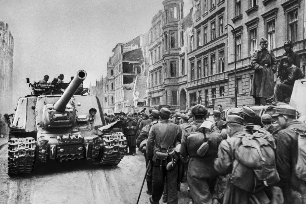 Колонна немецких военнопленных на одной из улиц после взятия города советскими войсками в ходе Второй мировой войны