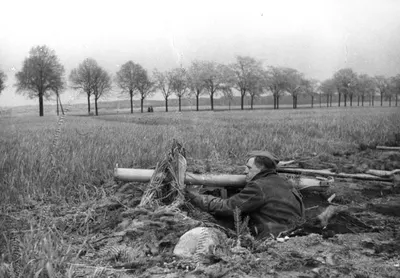 Bundesarchiv Bild 146-1985-092-29, vor Berlin, Volkssturm mit Panzerabwehrwaffe