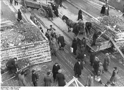 Bundesarchiv Bild 183-J31387, Berlin, Bau von Straßensperren