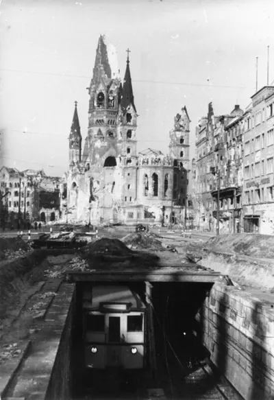 Bundesarchiv Bild 183-M1205-334, Berlin, Tauentzienstraße, beschädigter U-Bahn-Schacht