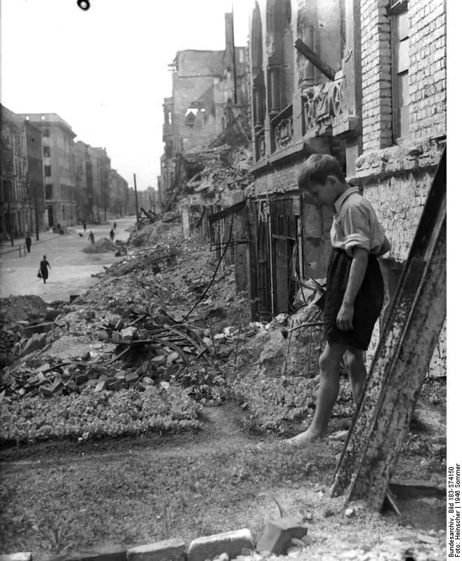 Bundesarchiv Bild 183-S74150, Berlin, Gemüsebeet in der Innenstadt
