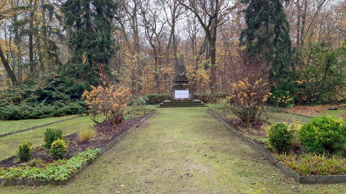 Denkmal 8. Mai 1945 Evangelisches Krankenhaus Königin Elisabeth Herzberge Berlin 04