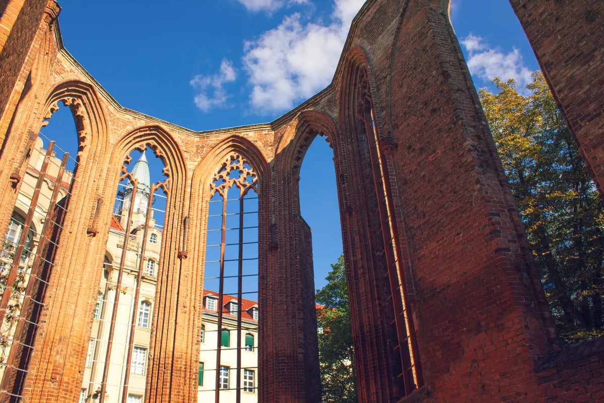 Franziskaner Klosterkirche am sonnigen Tag