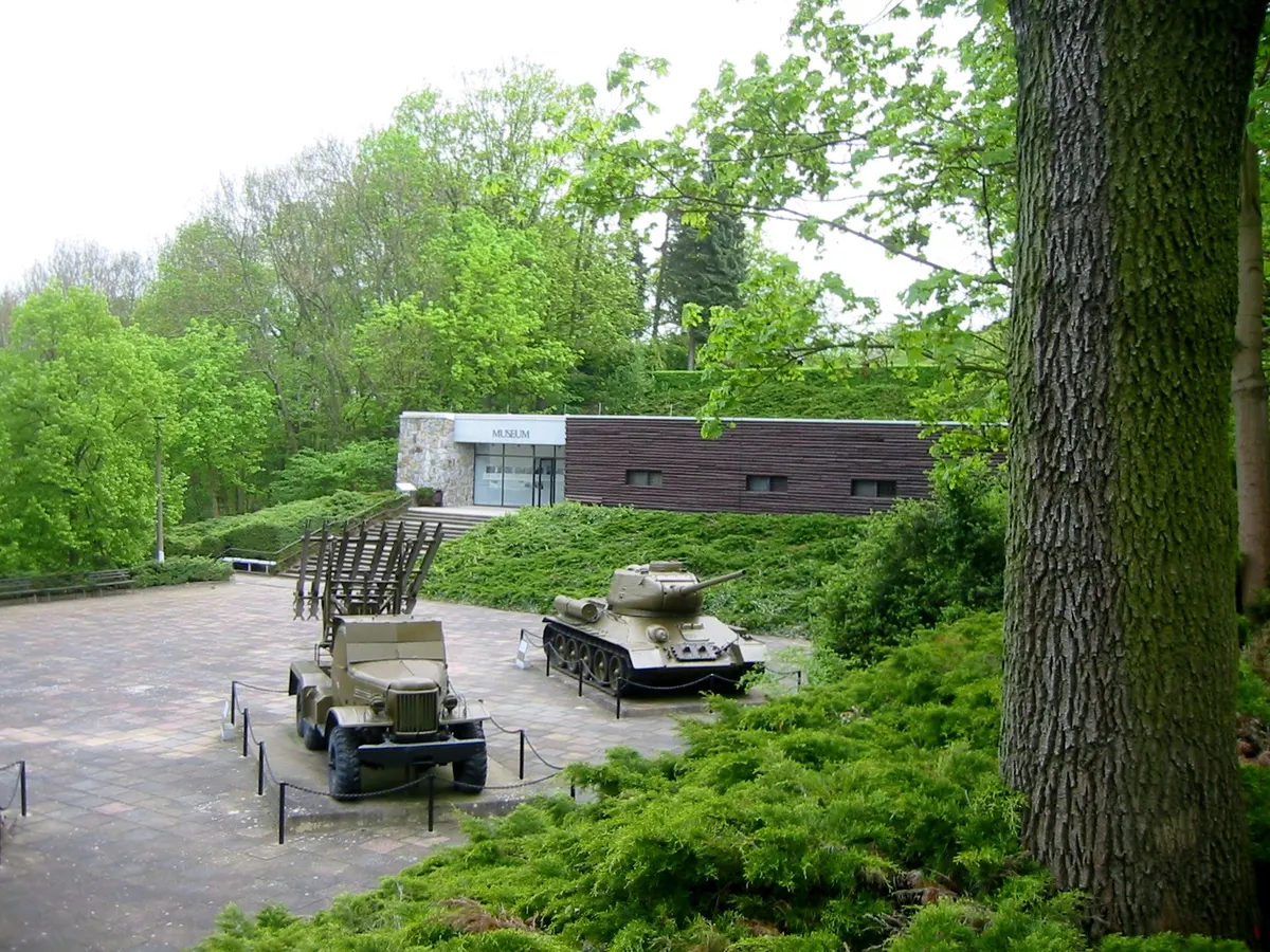 Gedenkstätte Seelower Höhen mit Museum sowie Geschosswerfer und Panzer