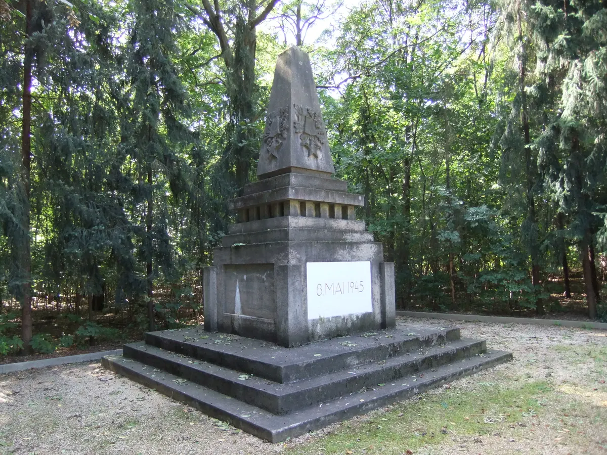 Herzbergstraße 79, Denkmal 8. Mai