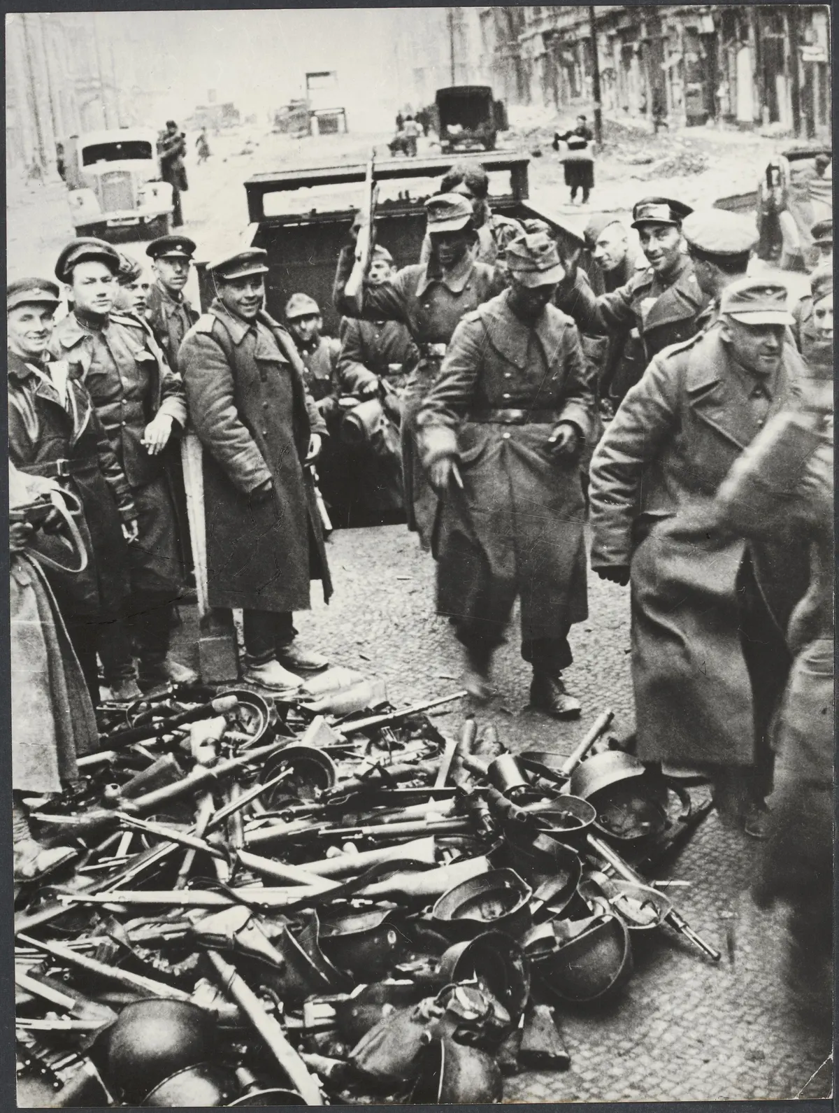 Het hele bijschrift luidt March 1980 Moscow - 35th Anniversary of Victory Day, Bestanddeelnr 512 053
