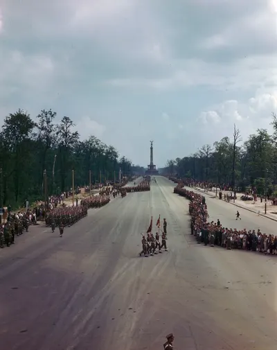 Parade at the Brandenburg Gate July 12th 1945 E010750417-v8