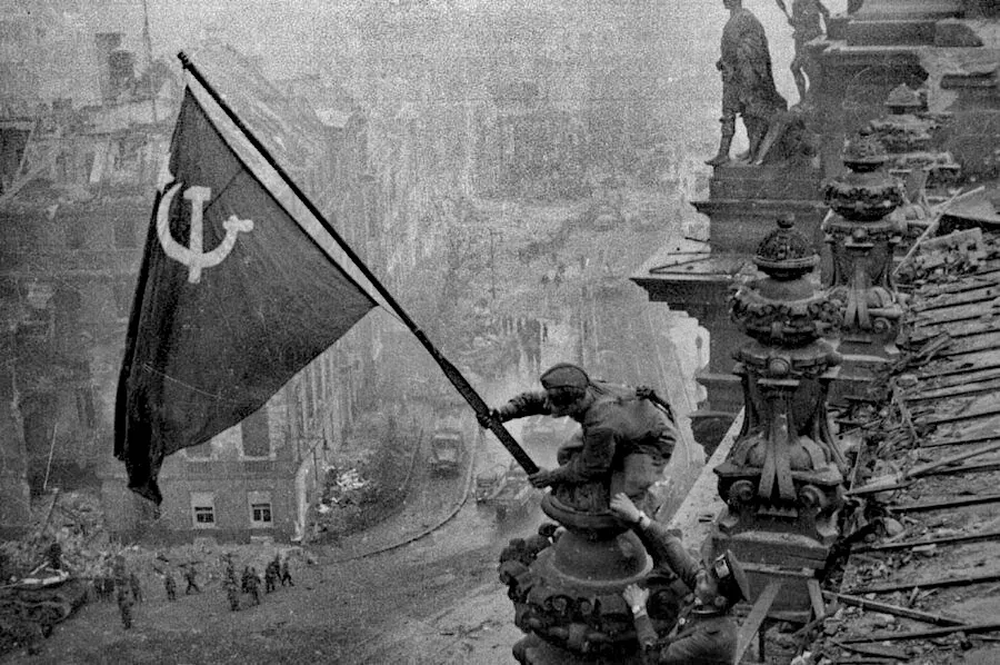 Raising a flag over the Reichstag 2
