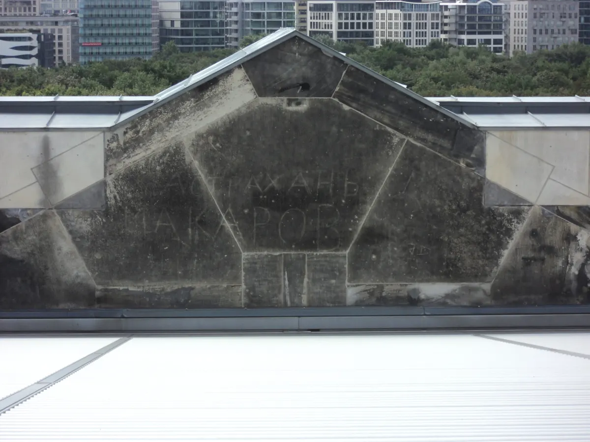 Reichstagsgebäude - Dachterrasse - Schrift 1945