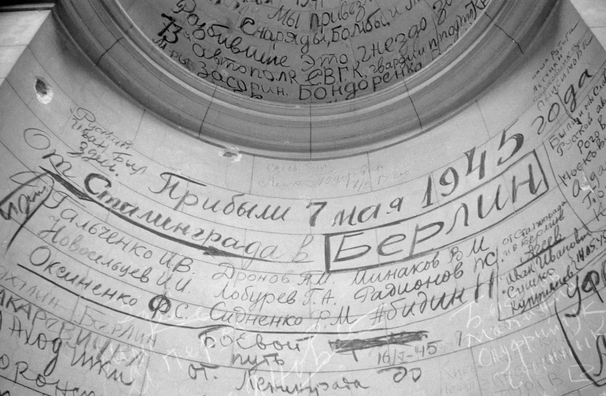 RIAN 2569121 Памятные надписи на стенах Рейхстага, оставленные советскими солдатами после взятия Берлина