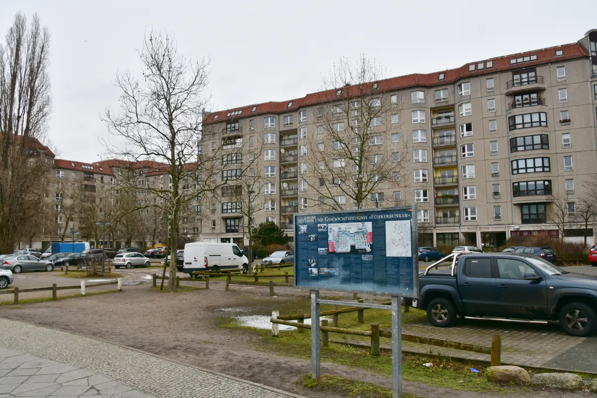 Site of Hitler's Bunker (Fuhrerbunker). Berlin (39471658134)