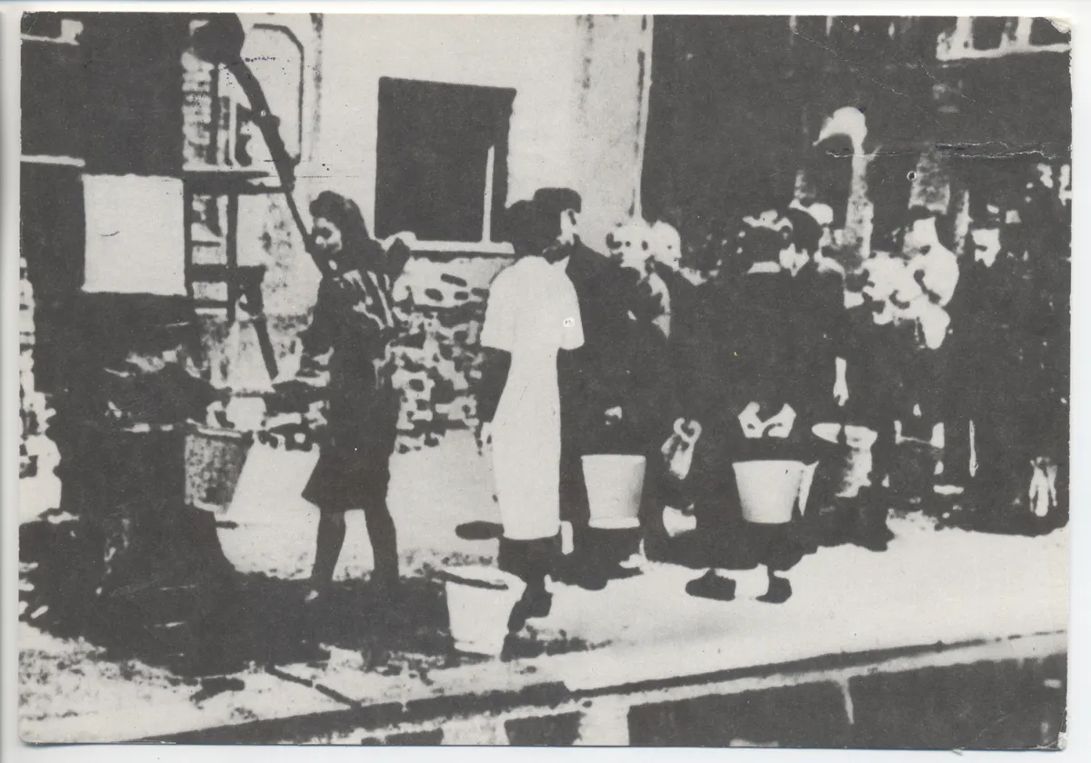 Straßenbrunnen-Nutzung im Mau 1945 -Standort unbekannt